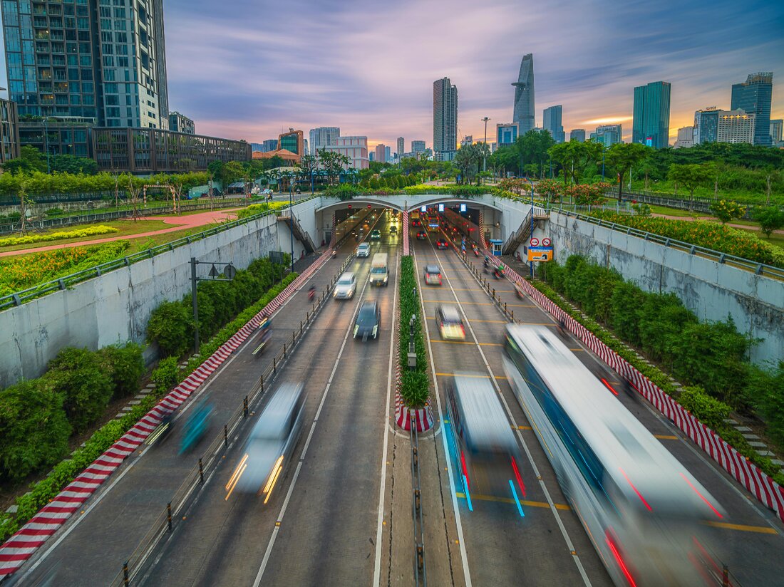 Am 8. November 2025 tritt ein neues Gesetz zur Alkoholkontrolle in Thailand in Kraft. Es fördert den Konsum und wirft gesundheitliche Bedenken auf.