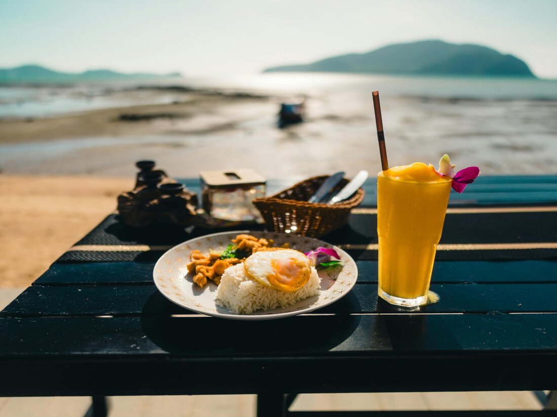 Ein schwerer Verkehrsunfall in Kanchanaburi, Thailand, verletzt 21 illegale Arbeitskräfte aus Myanmar; Polizei ermittelt.