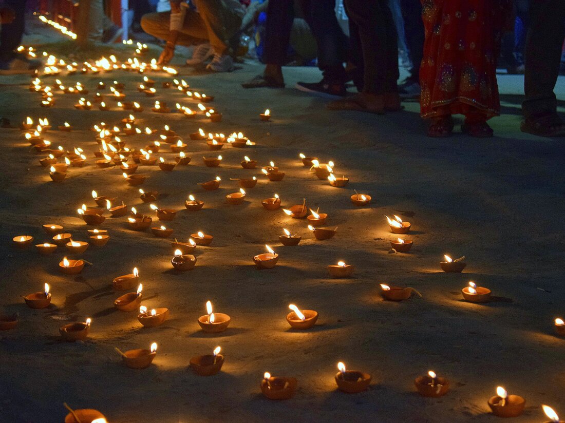 Erleben Sie das Loy Krathong Festival 2025 in Bangkok! Feiern Sie thailändische Kultur am 5. November mit Tradition und Respekt.