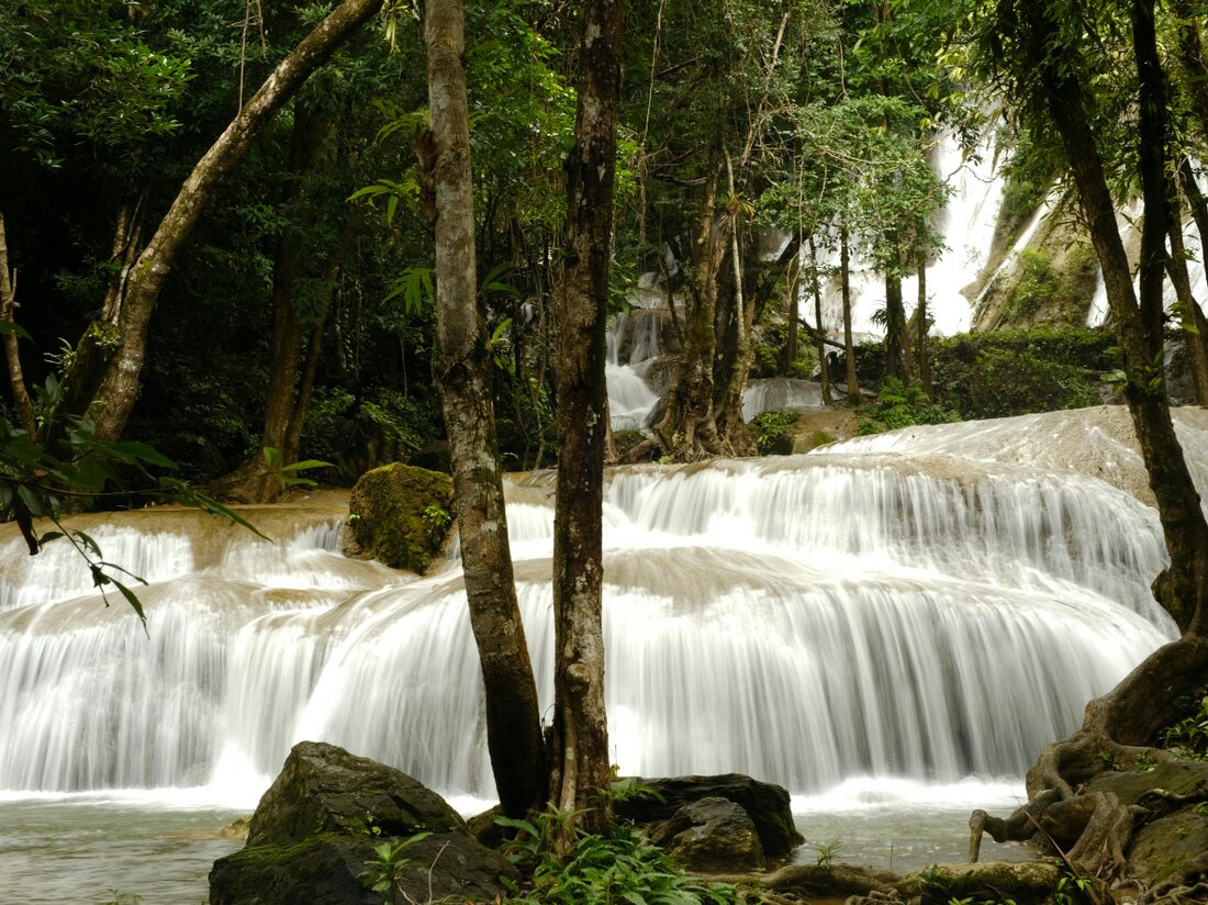 Bangkok feiert Loy Krathong 2025 umweltbewusst mit 110 Orten, traditionellen Wettbewerben und ökologischen Maßnahmen.