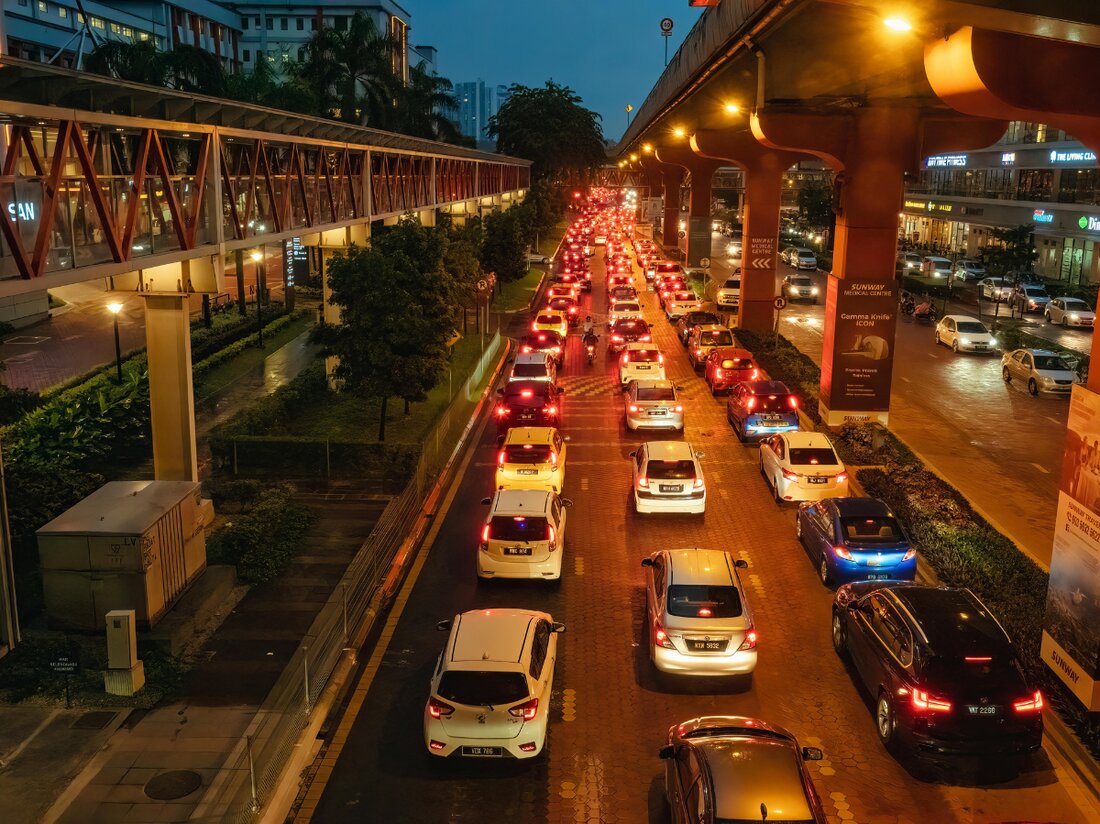 Verkehrsänderungen ab 20. November 2025 in Taling Chan wegen Bau der Bang Khun Non Station der Orange Line U-Bahn.